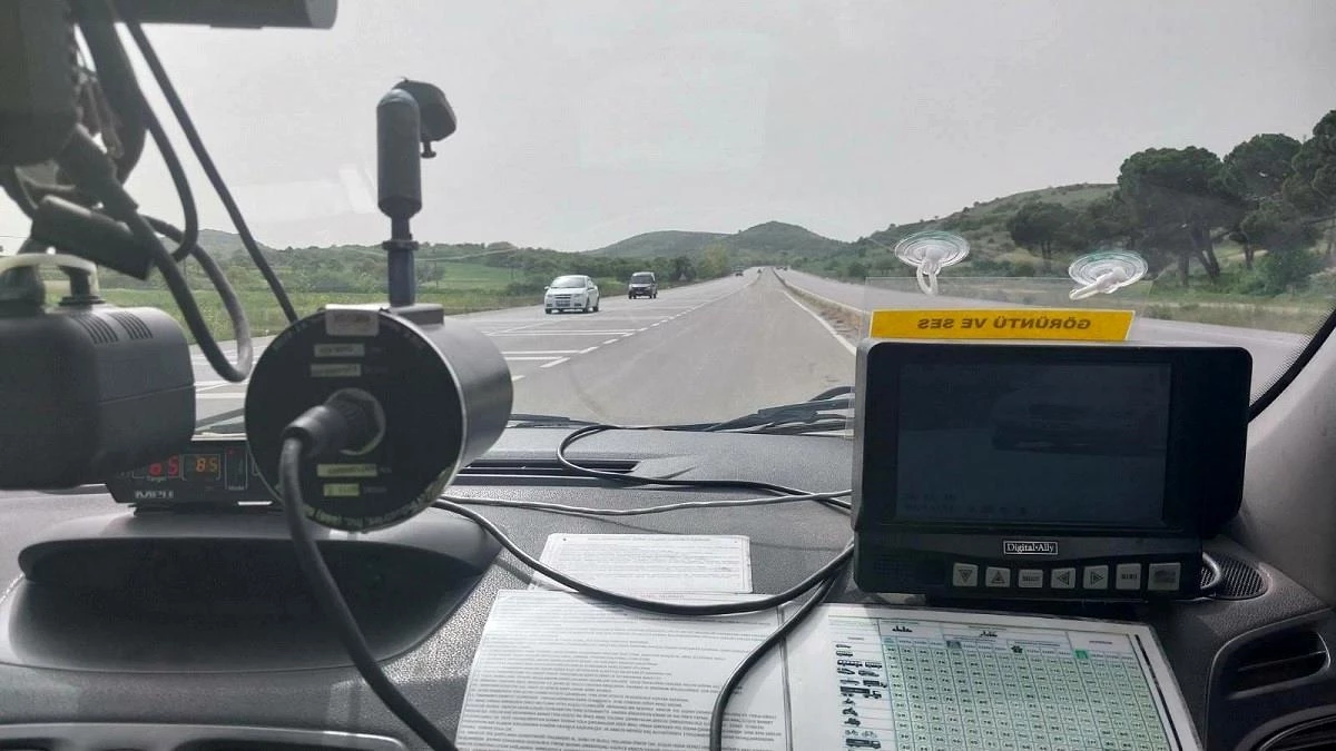 Balıkesir’de Jandarma Trafik Ekipleri Agresif Sürüşe ve Hız Sınırlarını Aşan Sürücülere Denetim Yaptı